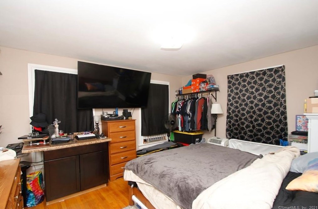 74 Oak St, Meriden CT 06450-5820 exterior