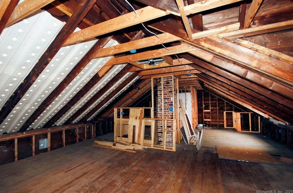 74 Oak St, Meriden CT 06450-5820 exterior