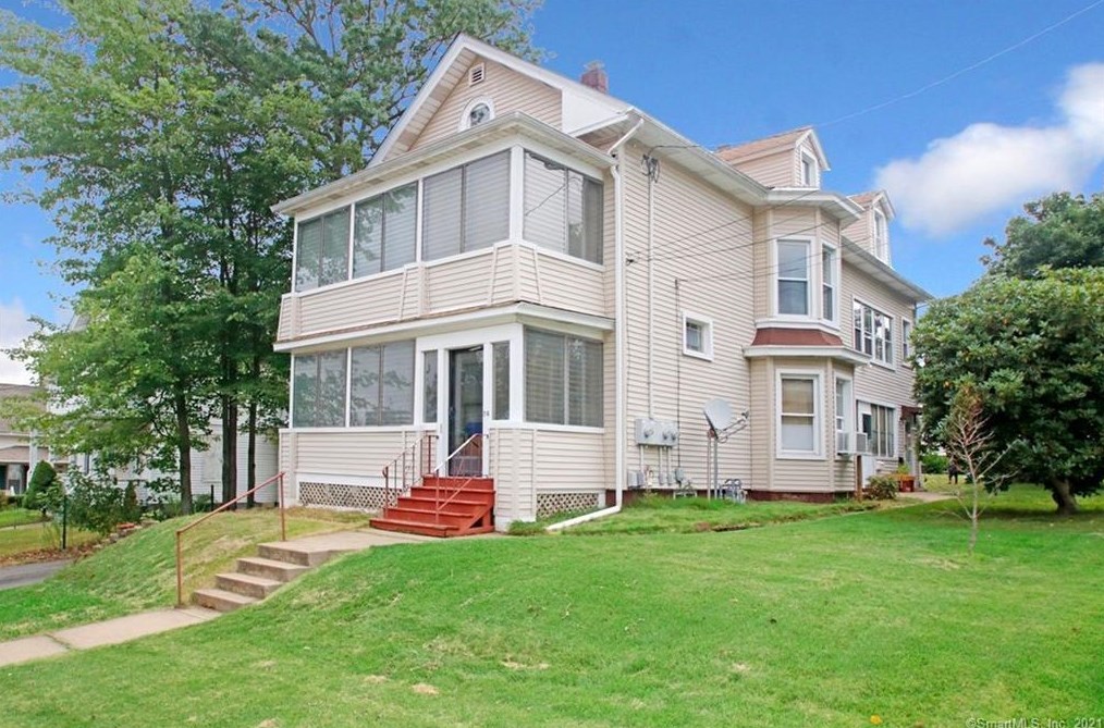 74 Oak St, Meriden CT 06450-5820 exterior