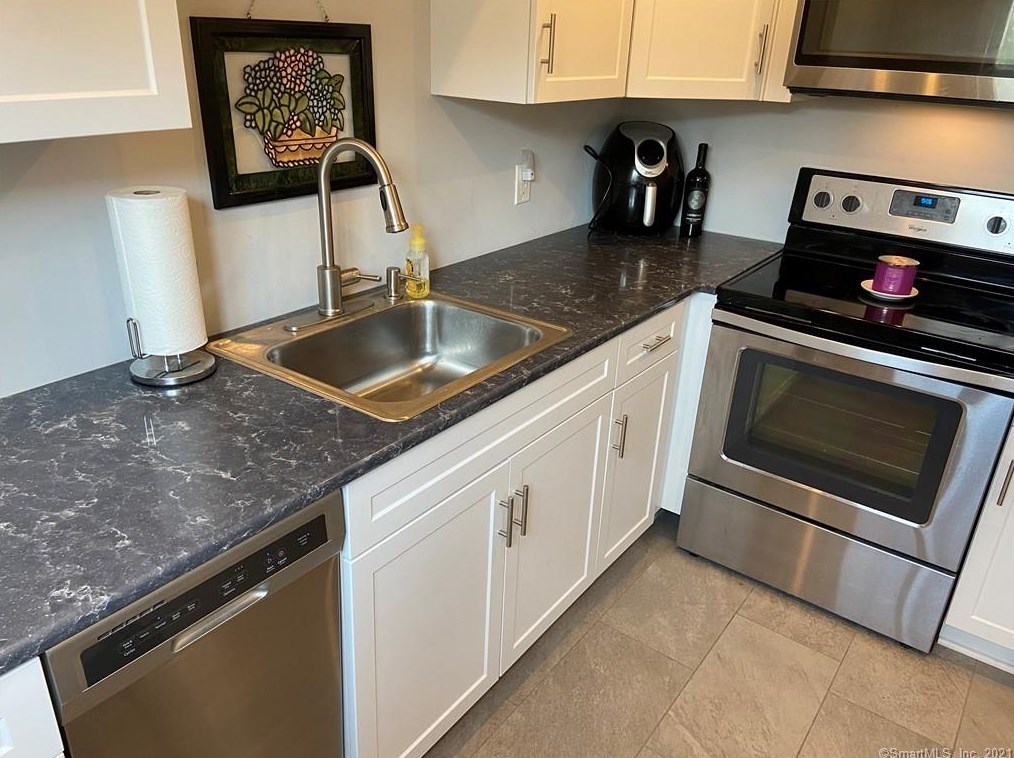47 Westview Dr, Meriden CT  06450-4723 exterior