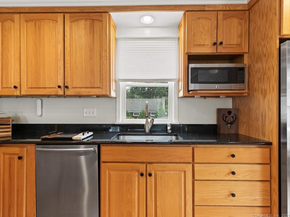 92 Grove St, Clinton CT  06413-1907 exterior