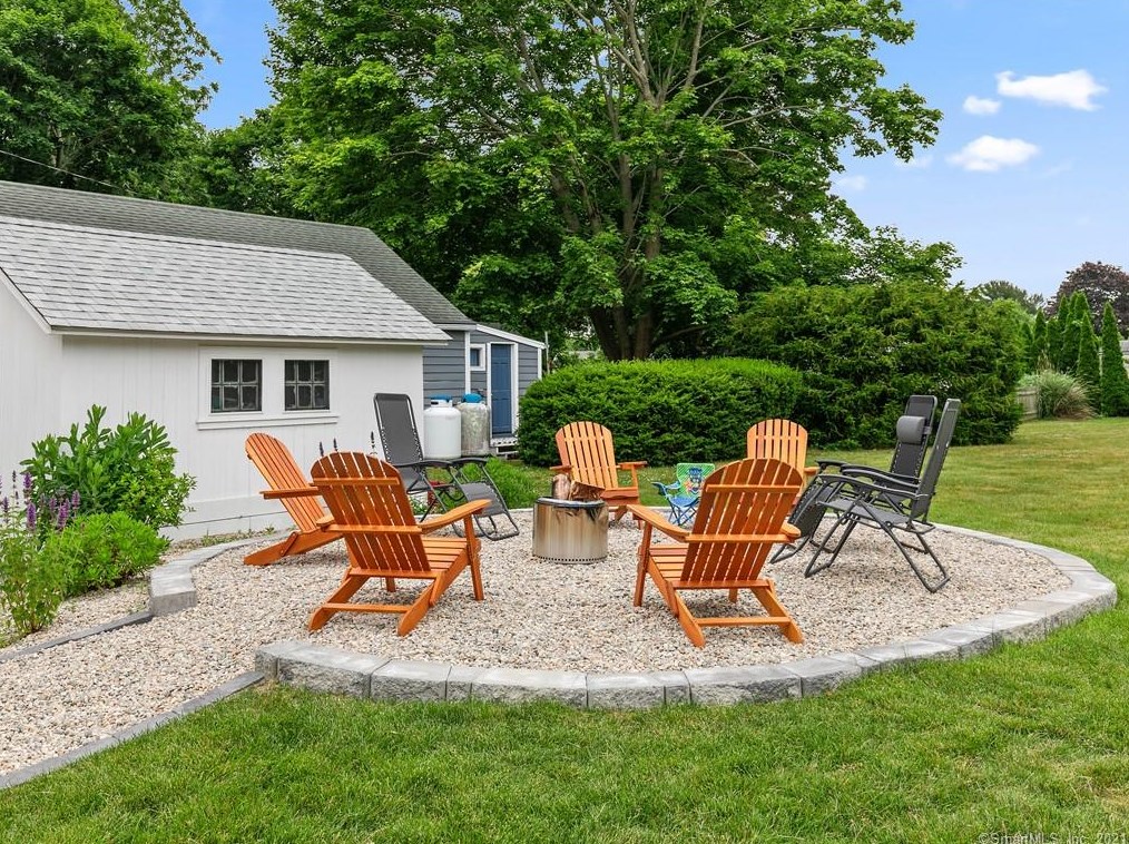 92 Grove St, Clinton CT  06413-1907 exterior