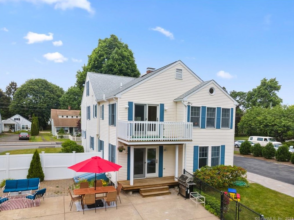 92 Grove St, Clinton CT  06413-1907 exterior