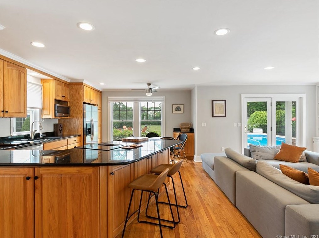 92 Grove St, Clinton CT  06413-1907 exterior