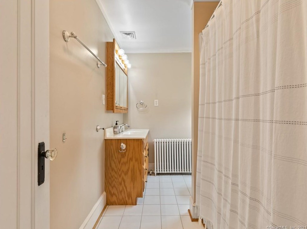 92 Grove St, Clinton CT  06413-1907 exterior