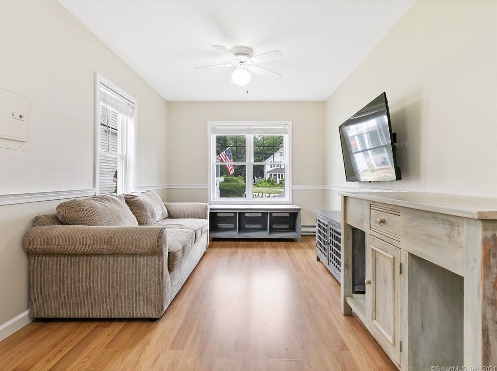 92 Grove St, Clinton CT  06413-1907 exterior