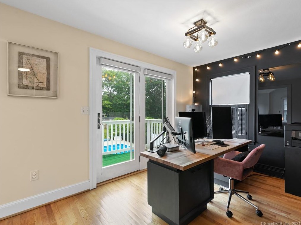 92 Grove St, Clinton CT  06413-1907 exterior
