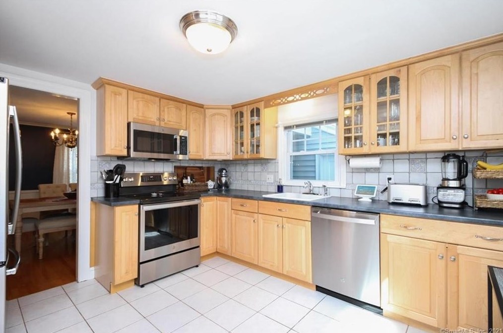 16 Auburn Rd, Hartford CT  06119-1301 exterior