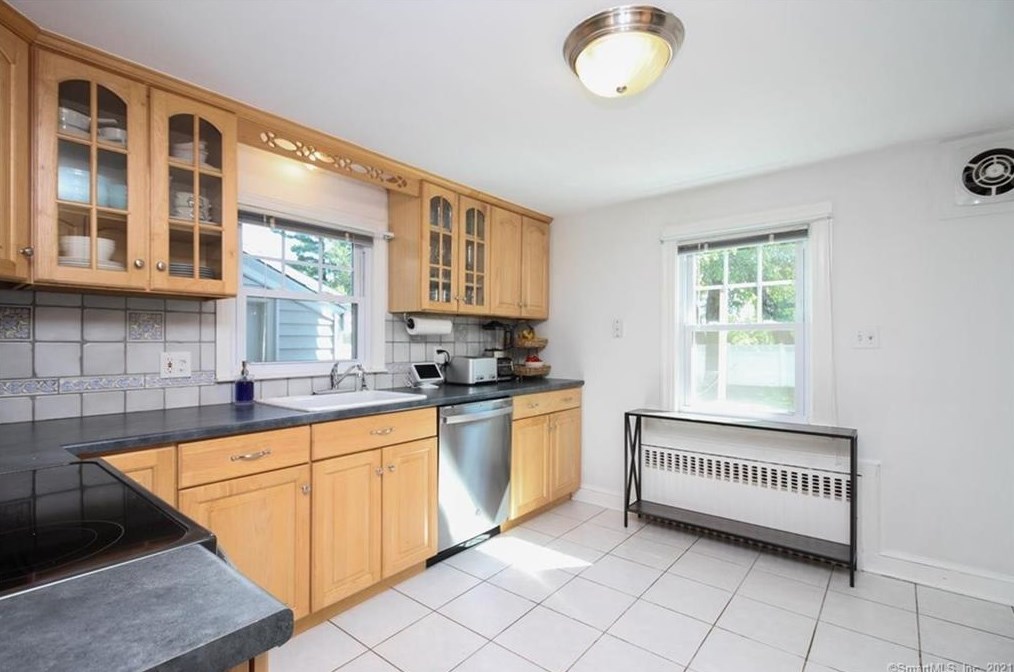 16 Auburn Rd, Hartford CT  06119-1301 exterior