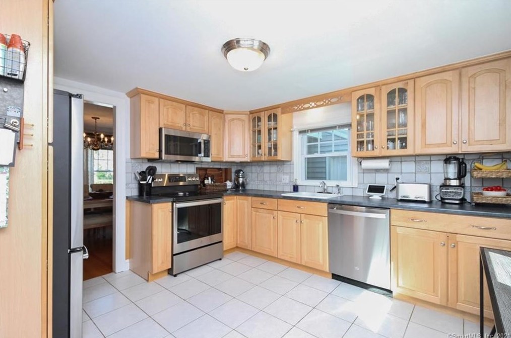 16 Auburn Rd, Hartford CT  06119-1301 exterior