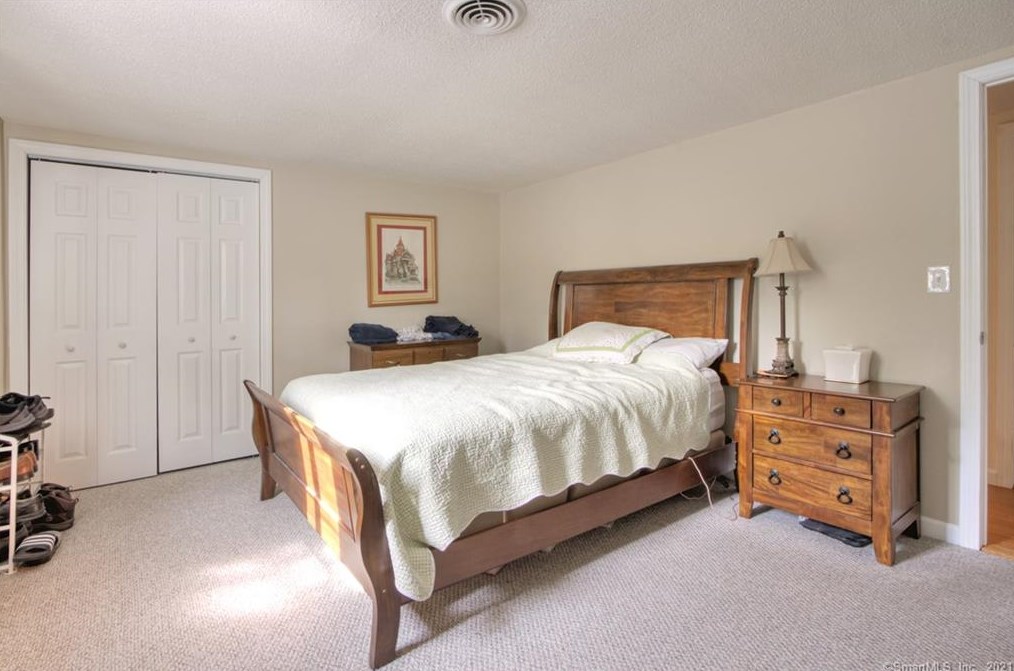 251 Boston Post Rd, Madison CT  06443-2226 exterior