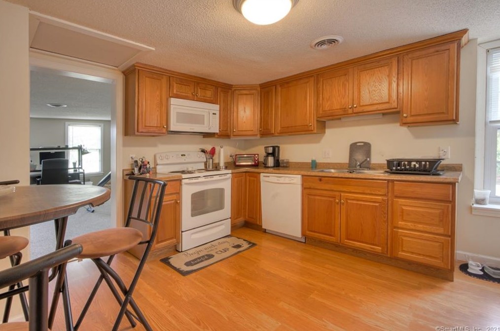 251 Boston Post Rd, Madison CT  06443-2226 exterior