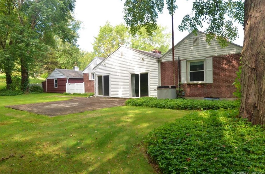 3 Appleblossom Ln, Newtown CT 06470-2241 exterior