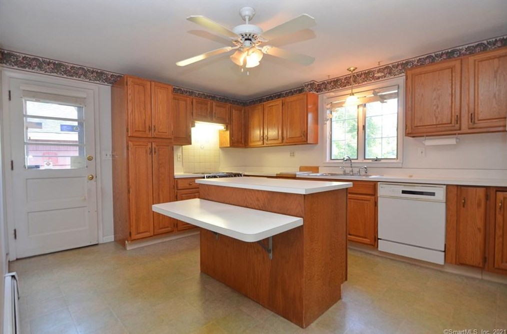 3 Appleblossom Ln, Newtown CT 06470-2241 exterior