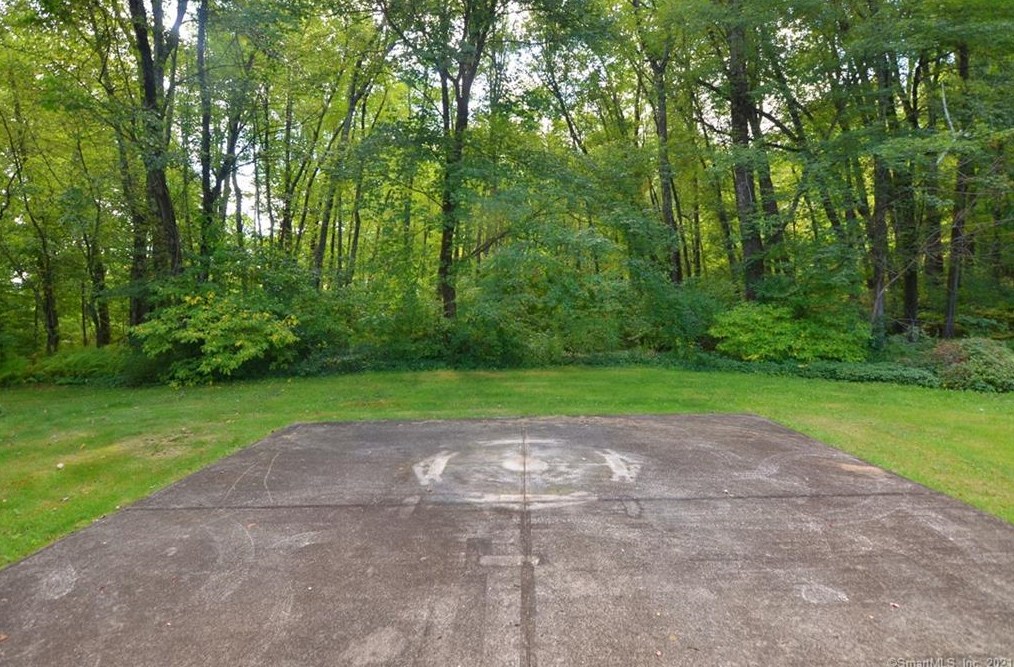 3 Appleblossom Ln, Newtown CT 06470-2241 exterior