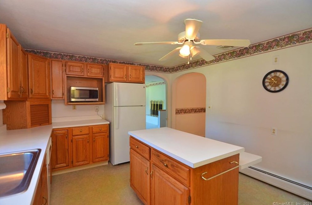 3 Appleblossom Ln, Newtown CT 06470-2241 exterior