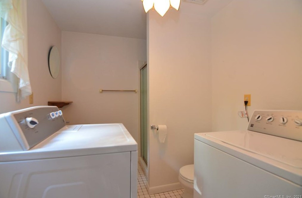 3 Appleblossom Ln, Newtown CT 06470-2241 exterior