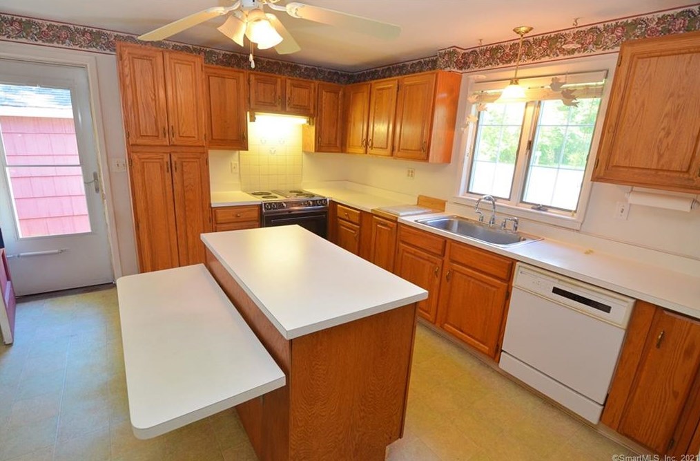 3 Appleblossom Ln, Newtown CT 06470-2241 exterior