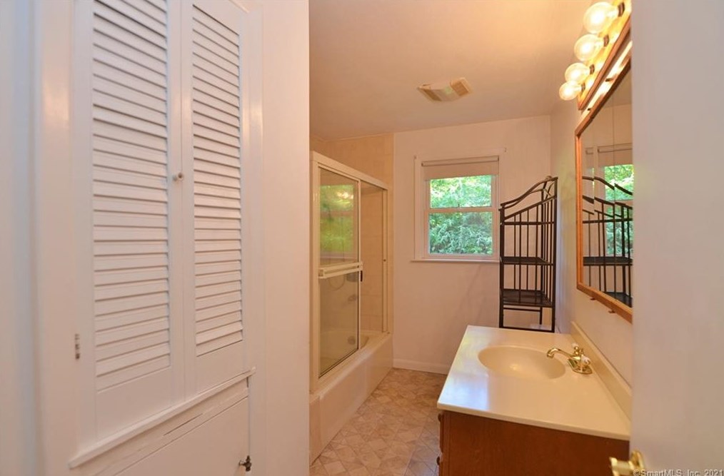 3 Appleblossom Ln, Newtown CT 06470-2241 exterior