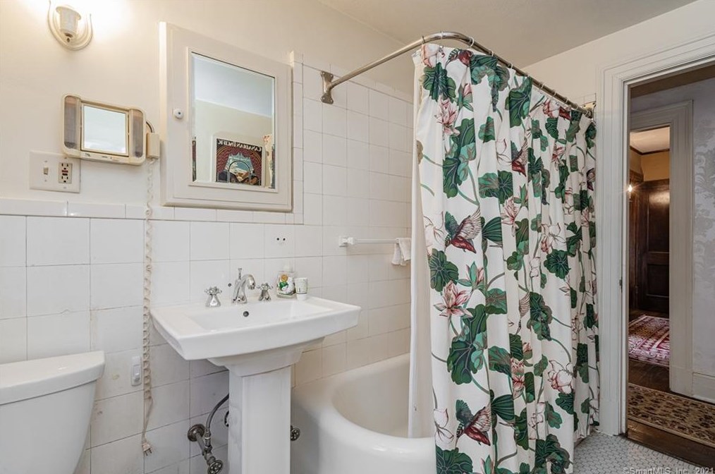 247 Terry Rd, Hartford CT 06105-1110 exterior