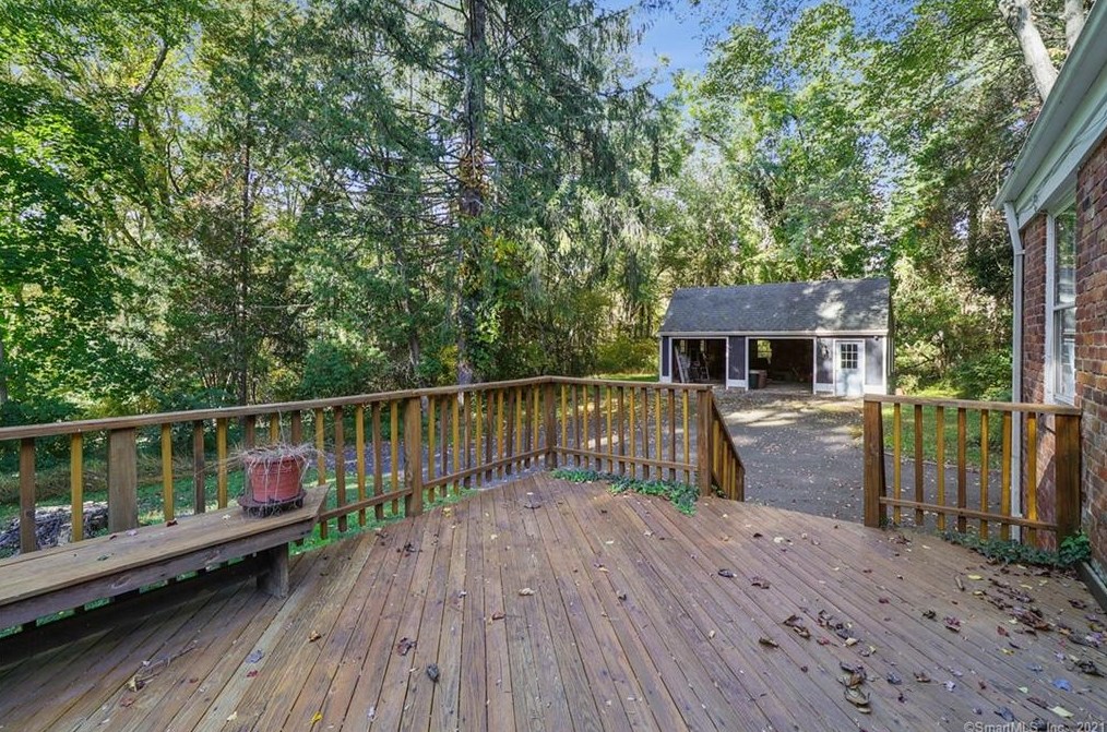 24 Pease Rd, New Haven CT 06525-2028 exterior