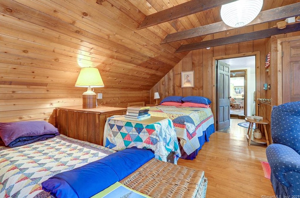 24 Pease Rd, New Haven CT 06525-2028 exterior