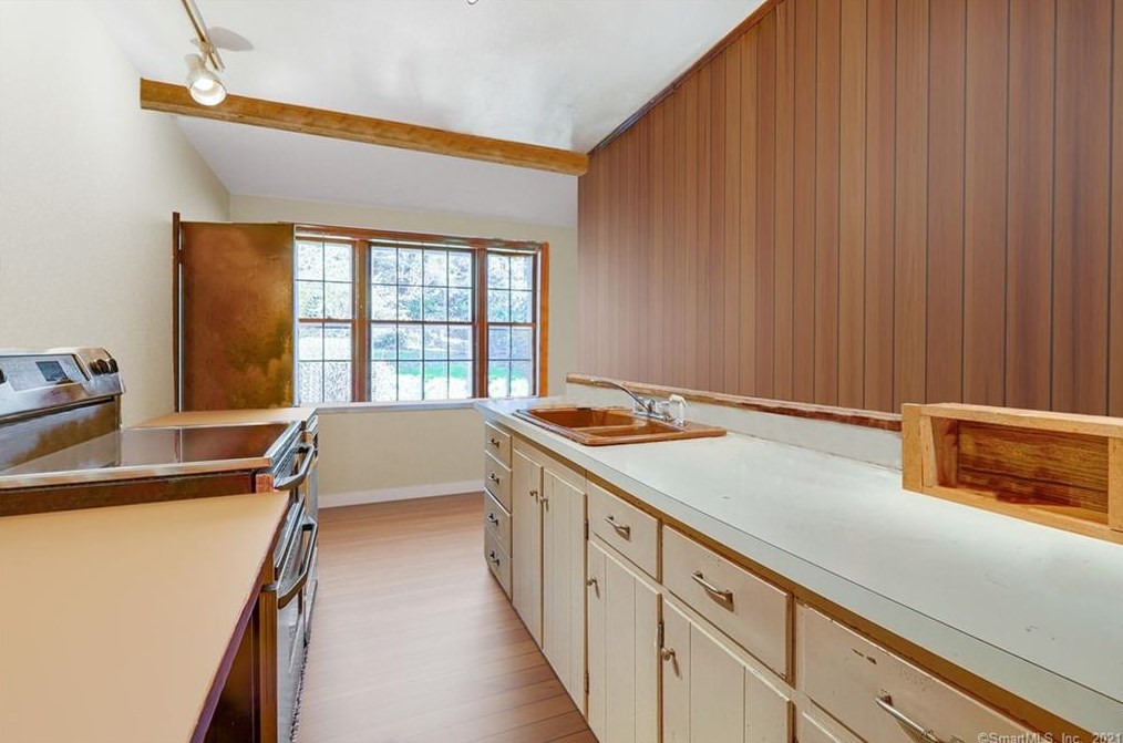 24 Pease Rd, New Haven CT 06525-2028 exterior