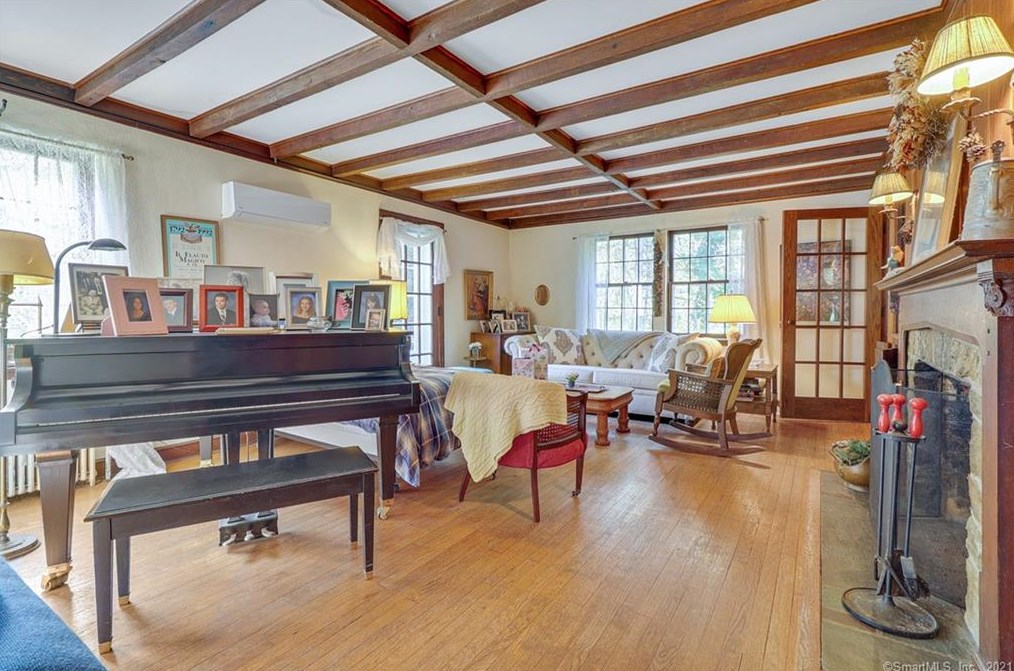 24 Pease Rd, New Haven CT 06525-2028 exterior