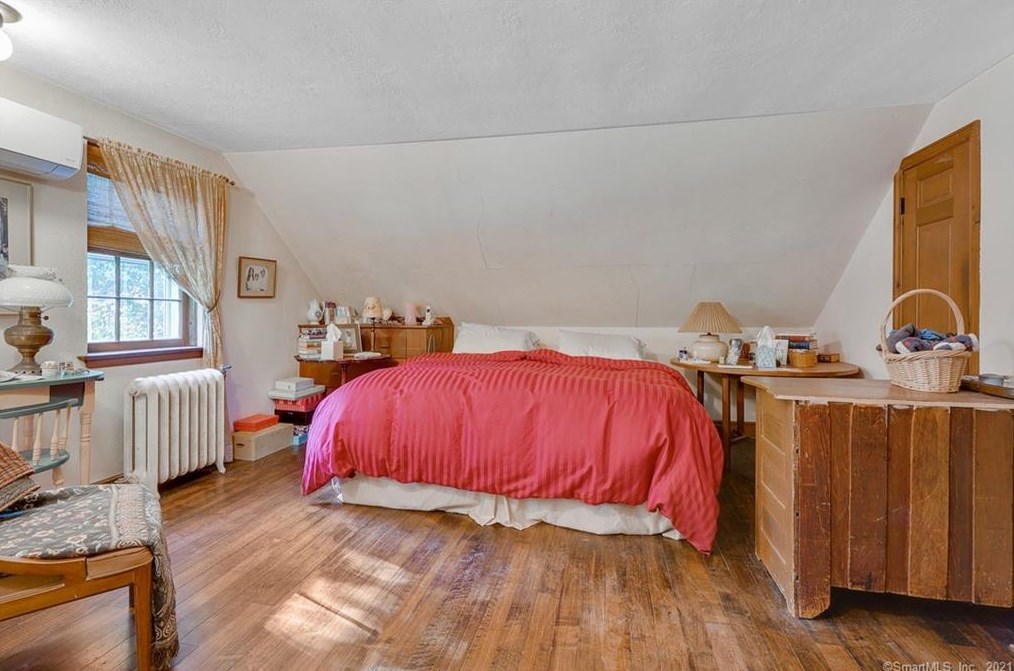 24 Pease Rd, New Haven CT 06525-2028 exterior