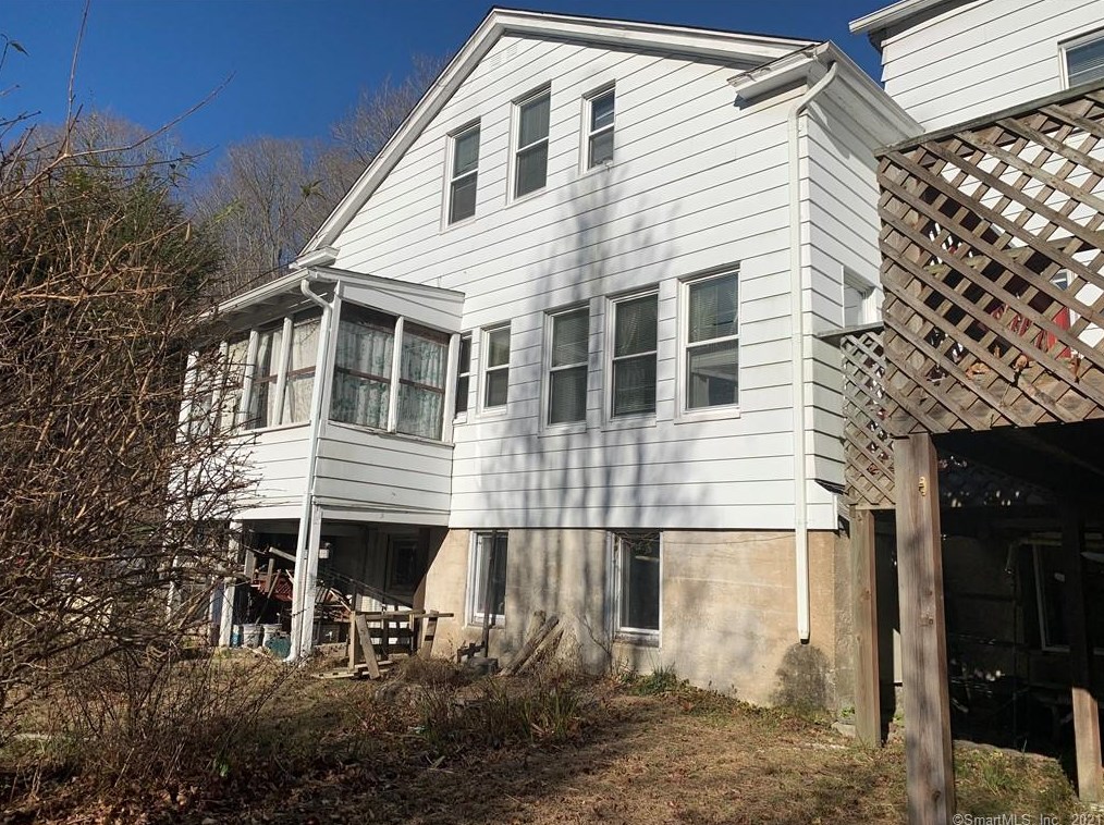 370 Hawthorne Ave, Derby CT 06418-1121 exterior