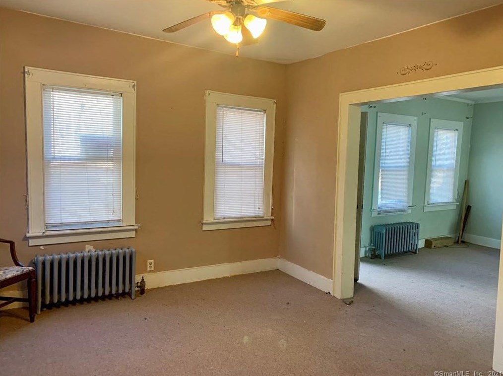 370 Hawthorne Ave, Derby CT 06418-1121 exterior