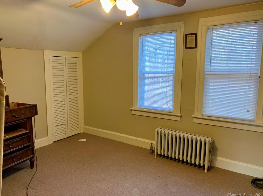 370 Hawthorne Ave, Derby CT 06418-1121 exterior