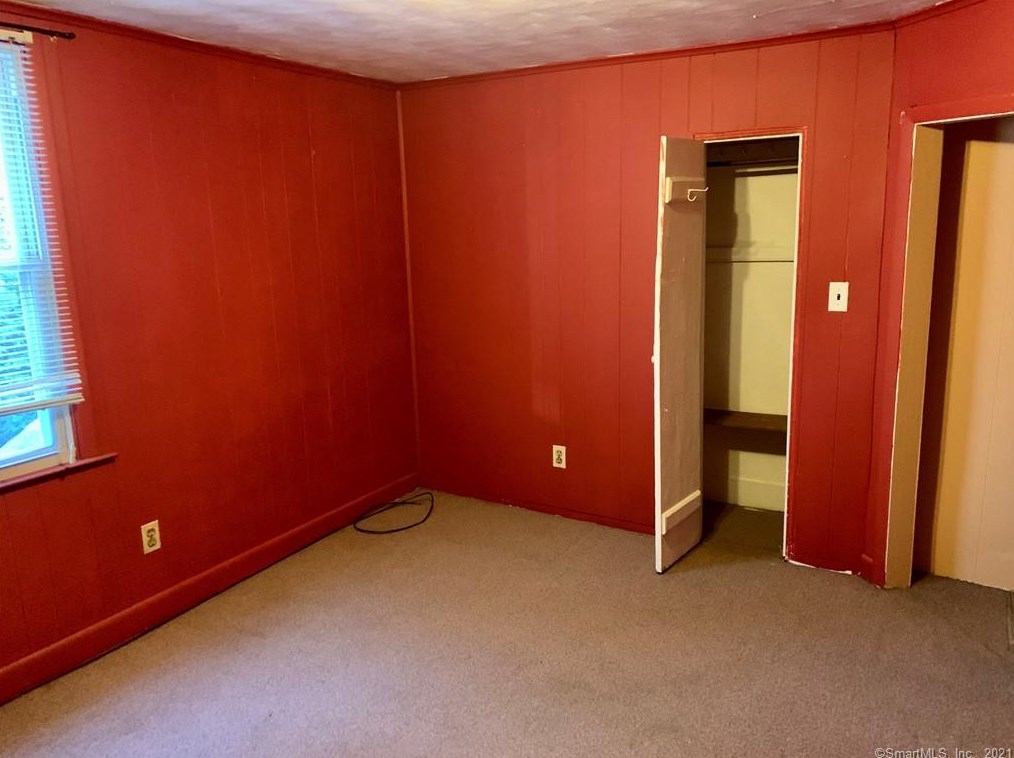 370 Hawthorne Ave, Derby CT 06418-1121 exterior