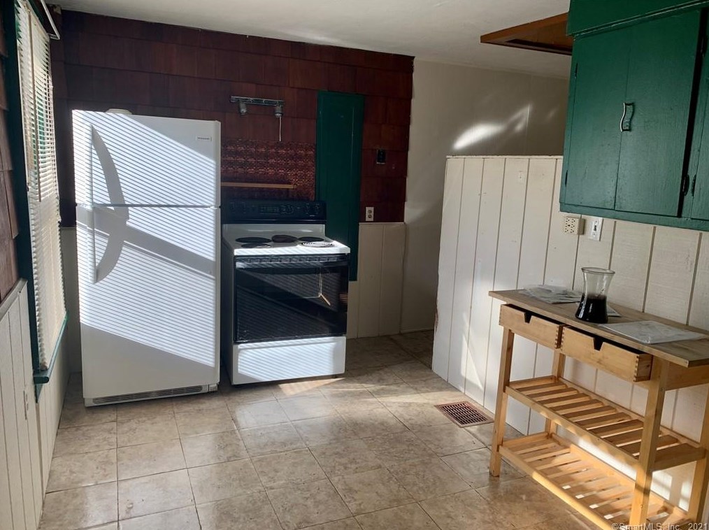 370 Hawthorne Ave, Derby CT 06418-1121 exterior