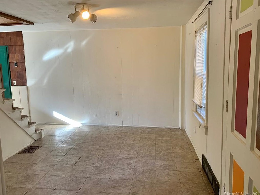 370 Hawthorne Ave, Derby CT 06418-1121 exterior