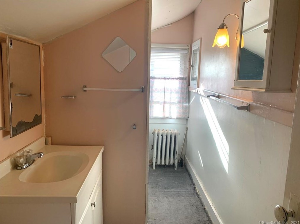 370 Hawthorne Ave, Derby CT 06418-1121 exterior