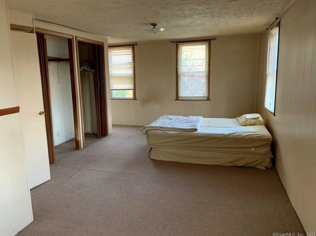 370 Hawthorne Ave, Derby CT 06418-1121 exterior