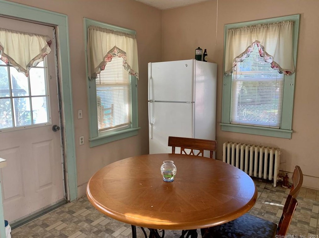 370 Hawthorne Ave, Derby CT 06418-1121 exterior