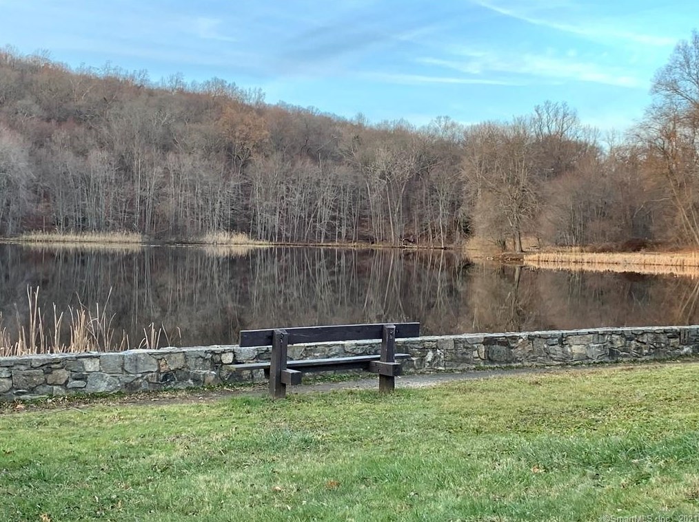 370 Hawthorne Ave, Derby CT 06418-1121 exterior