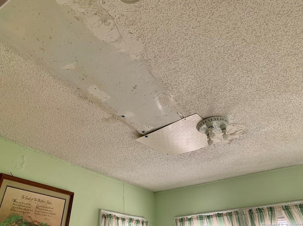 370 Hawthorne Ave, Derby CT 06418-1121 exterior