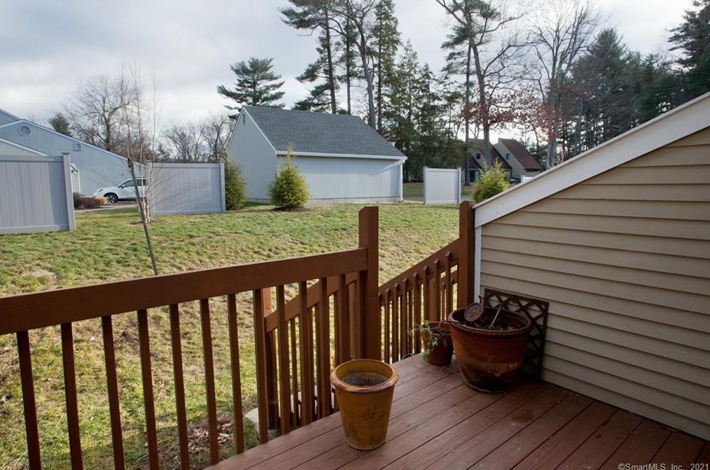 10 Wiggins Farm Dr, Simsbury CT  06070-3118 exterior