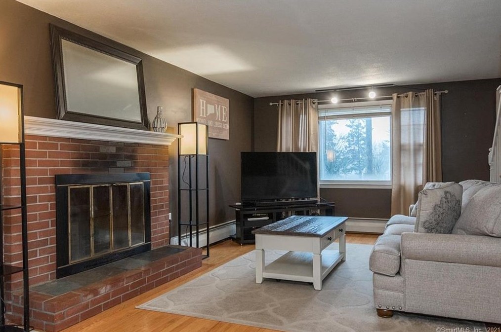 21 Robbins Ave, Hartford CT 06111-3731 exterior