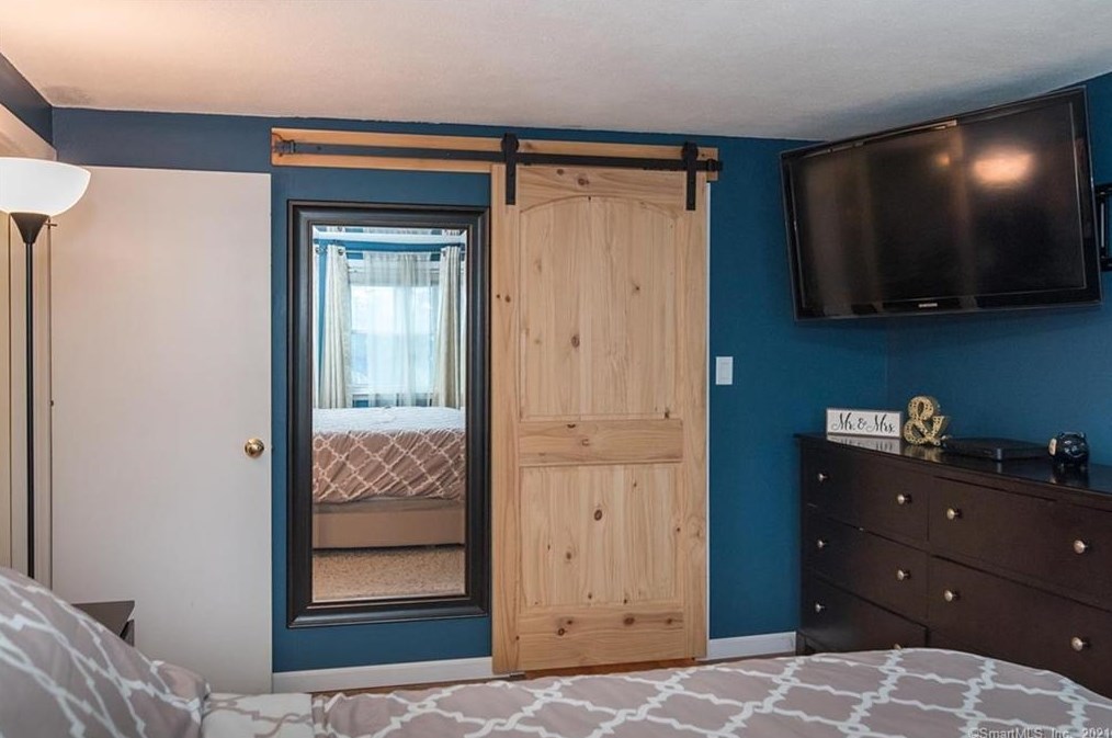 21 Robbins Ave, Hartford CT 06111-3731 exterior