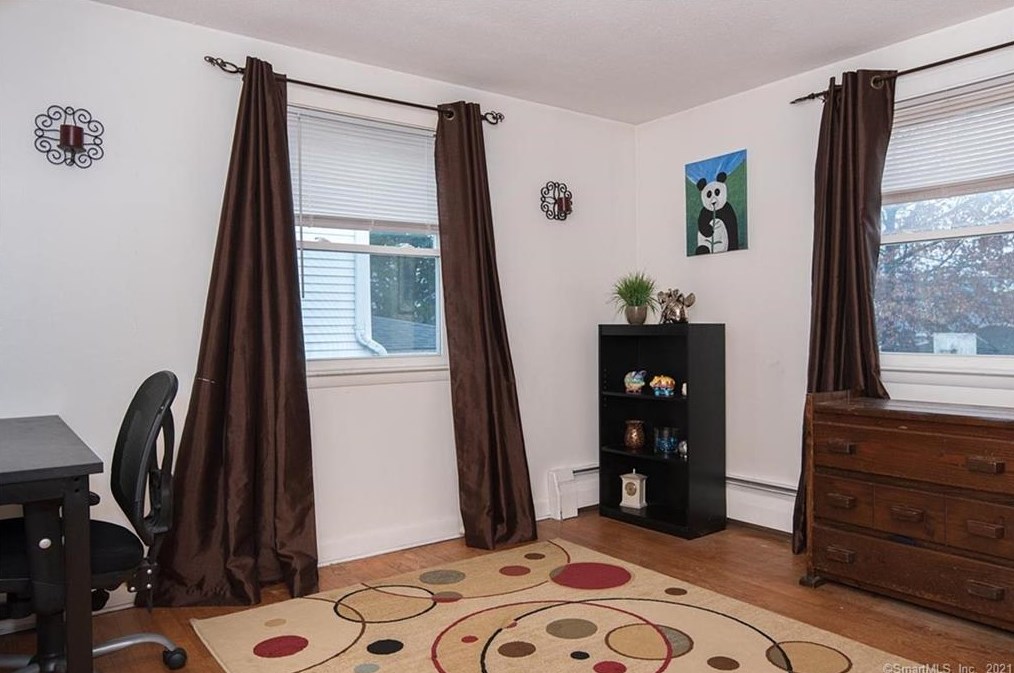 21 Robbins Ave, Hartford CT 06111-3731 exterior