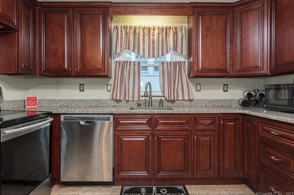 21 Robbins Ave, Hartford CT 06111-3731 exterior