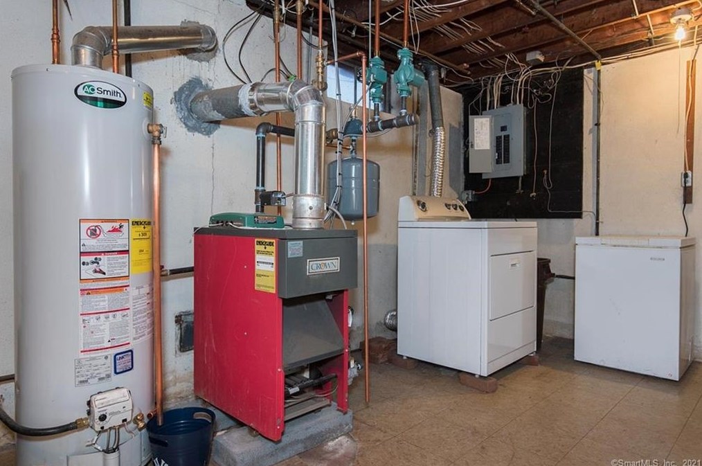 21 Robbins Ave, Hartford CT 06111-3731 exterior