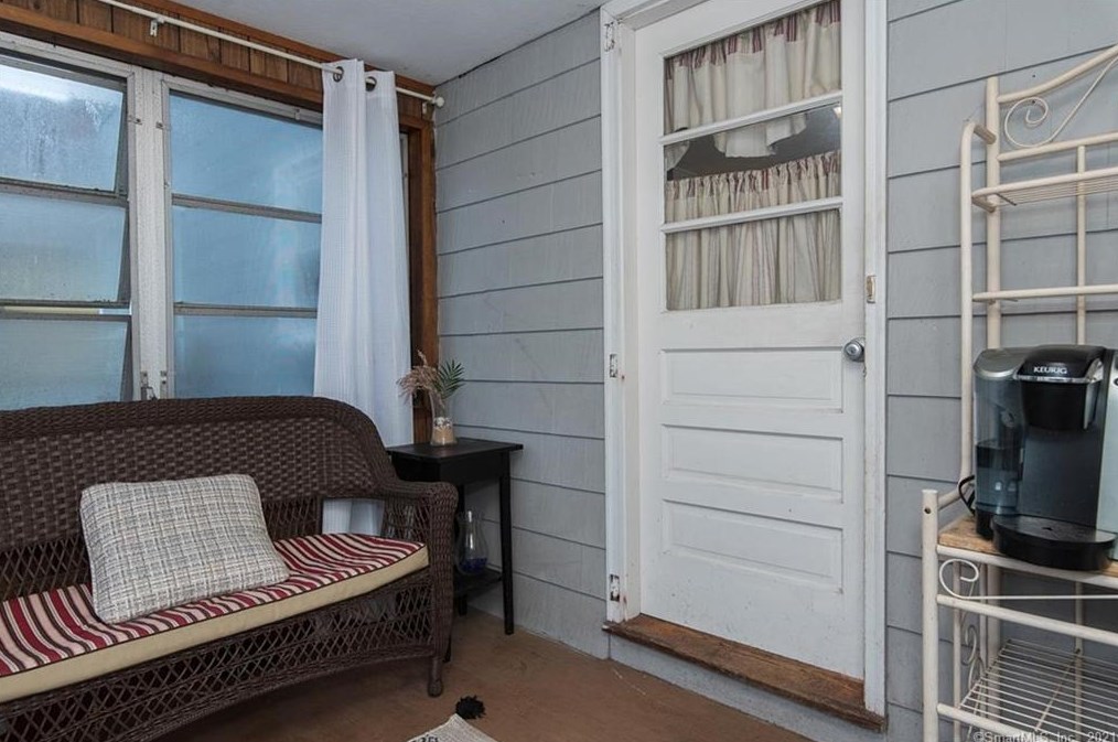 21 Robbins Ave, Hartford CT 06111-3731 exterior