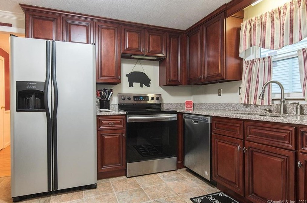 21 Robbins Ave, Hartford CT 06111-3731 exterior