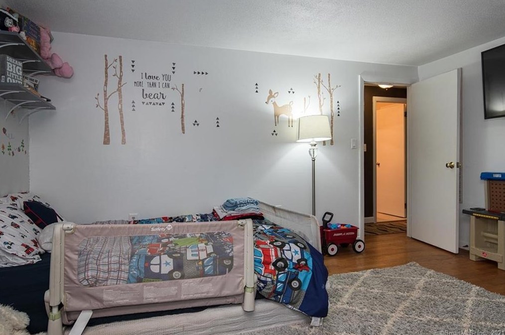 21 Robbins Ave, Hartford CT 06111-3731 exterior