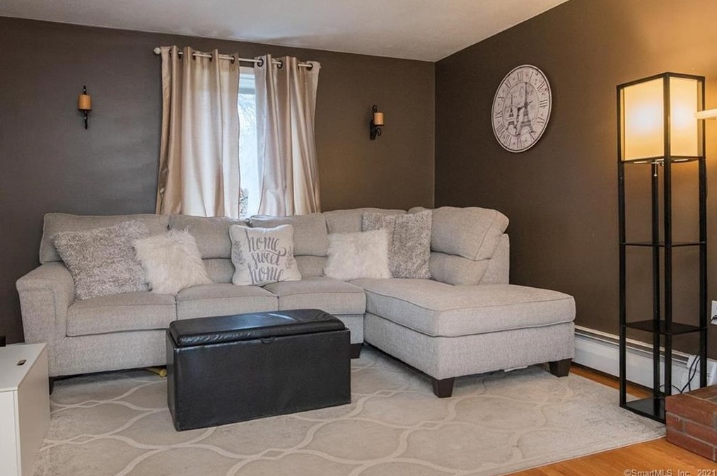 21 Robbins Ave, Hartford CT 06111-3731 exterior